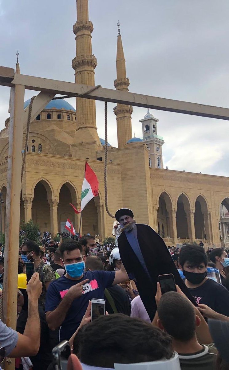 المتظاهرون في لبنان ..

#علقوا_المشانق_بالساحات .
.

.
#ثوره_سرقها_الزعران