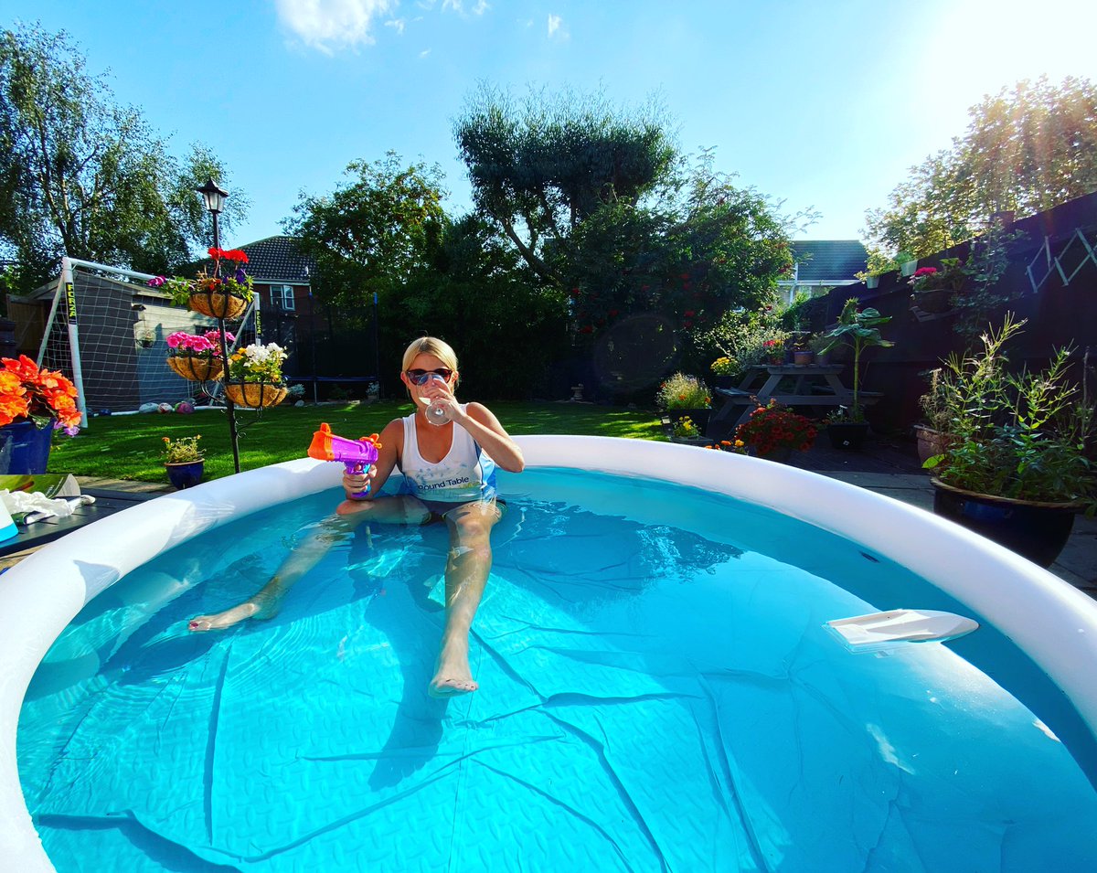 BaggieinNewport's tweet photo. Who needs a hot tub ??? Staying classy as always in my paddling pool! #classymother #gininhand https://t.co/bhAO6ILL7Z