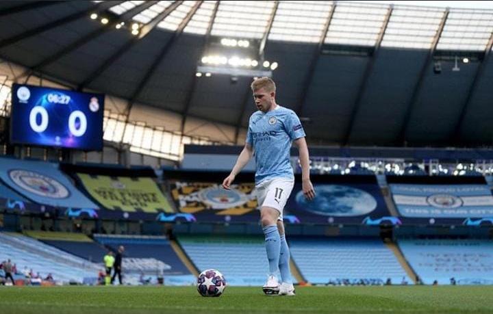 Before moving on, I must emphasize this : De Bruyne is UNFAIR.His workrate makes it look like he's a youngin trying to prove himself, and his skill makes it look like he'd break lines in his sleep and keep the ball while carrying a boulder.True complete midfielder. #MCIRMA