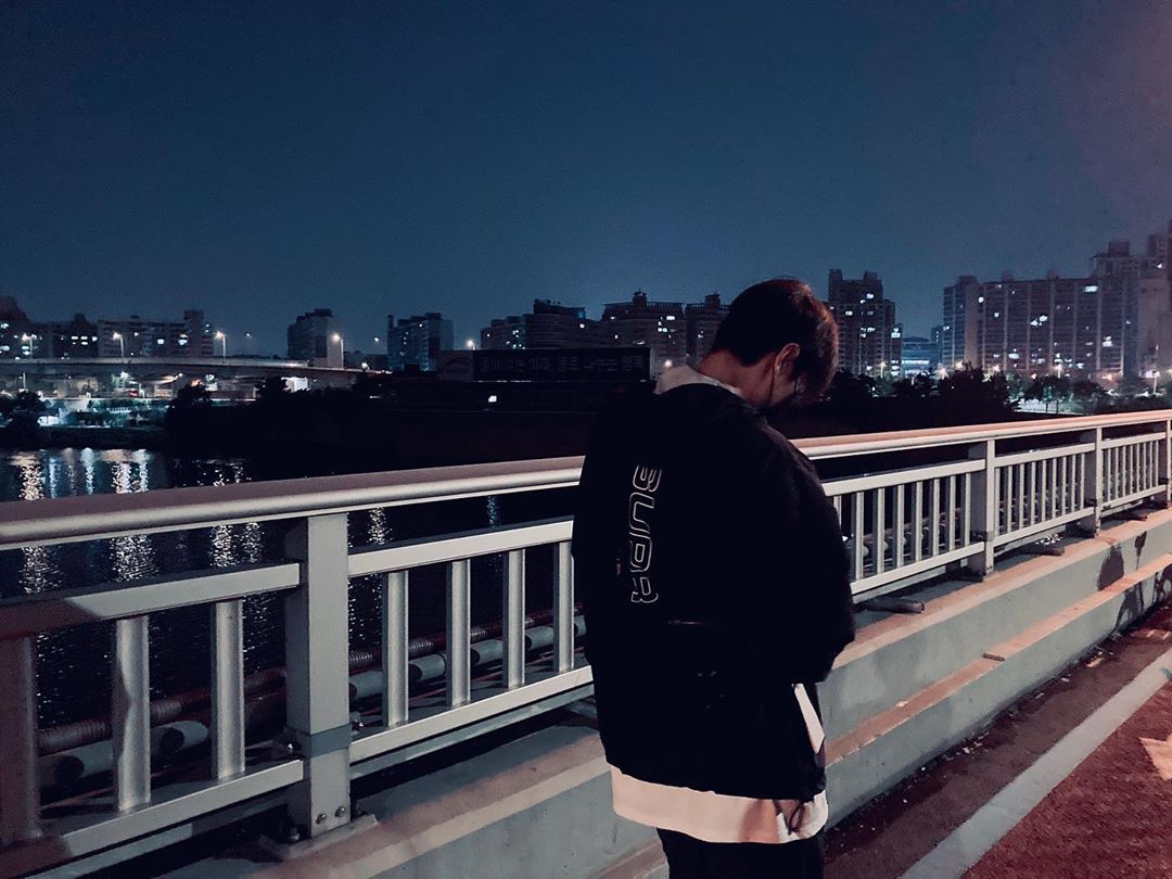 starrymineun's tweet photo. he usually post real-time photos. my assumption is he wanted to tell us that he was with kge. he went to the movie with her. these photos scream a personal night out to me so she took these candid photos of him. they also have the same vibe as the 2nd july post 😌 https://t.co/Gu5IyuWiwZ