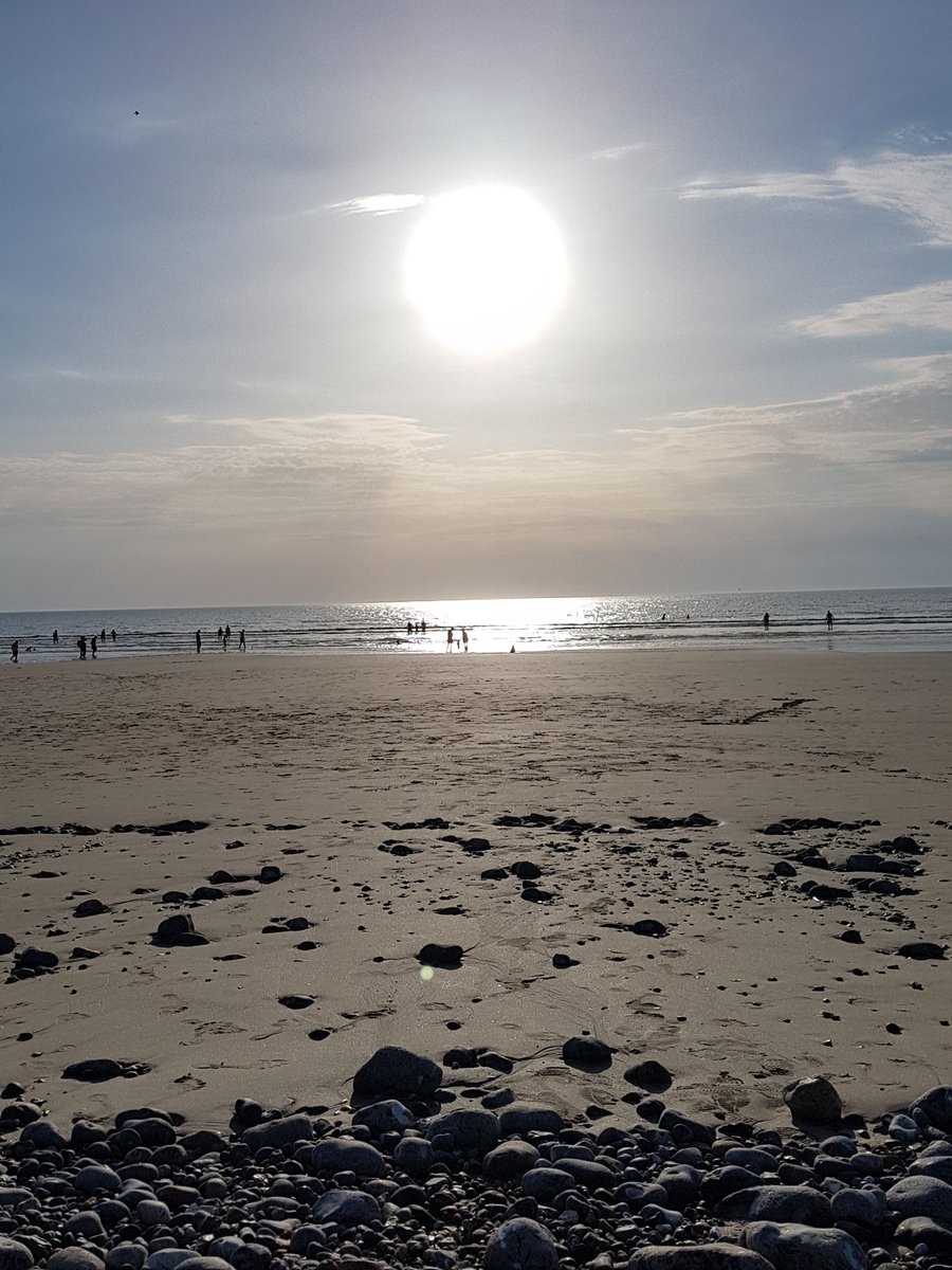 CosiNine's tweet photo. La plage des anonymes
Sous un soleil brûlant
La brise, à peine.
#onival près d'#ault la maudite et cependant si belle. https://t.co/RrsEYe52gg