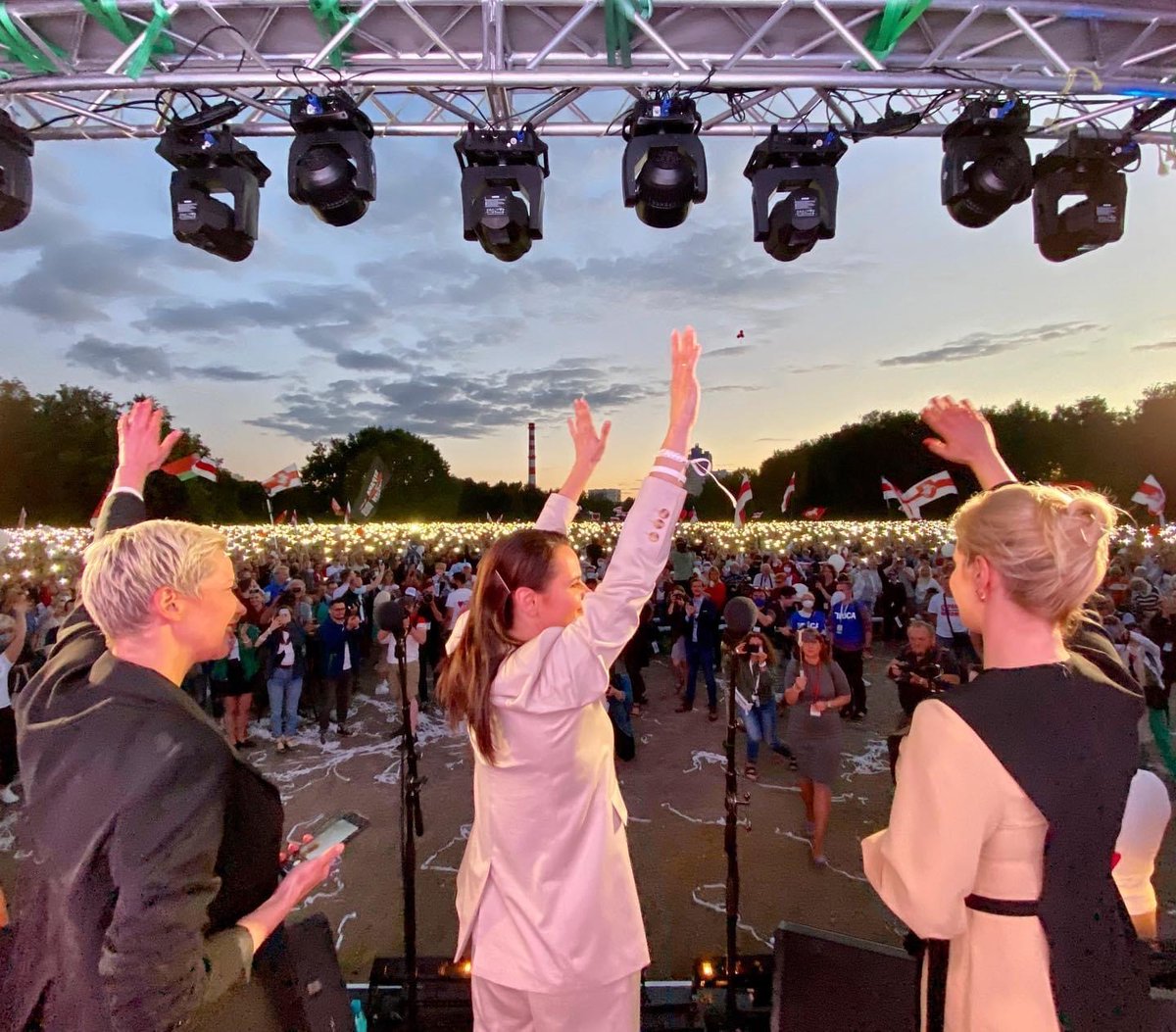 3/  #Belarus protests are so Gandhian: No angry crowds setting buildings on fire or destroying property. Instead: cycling, playing music,staying in lines, waving ribbons,honking. This reality is stark contrast to gov. narrative that protestors are paid fighters staging civil war.
