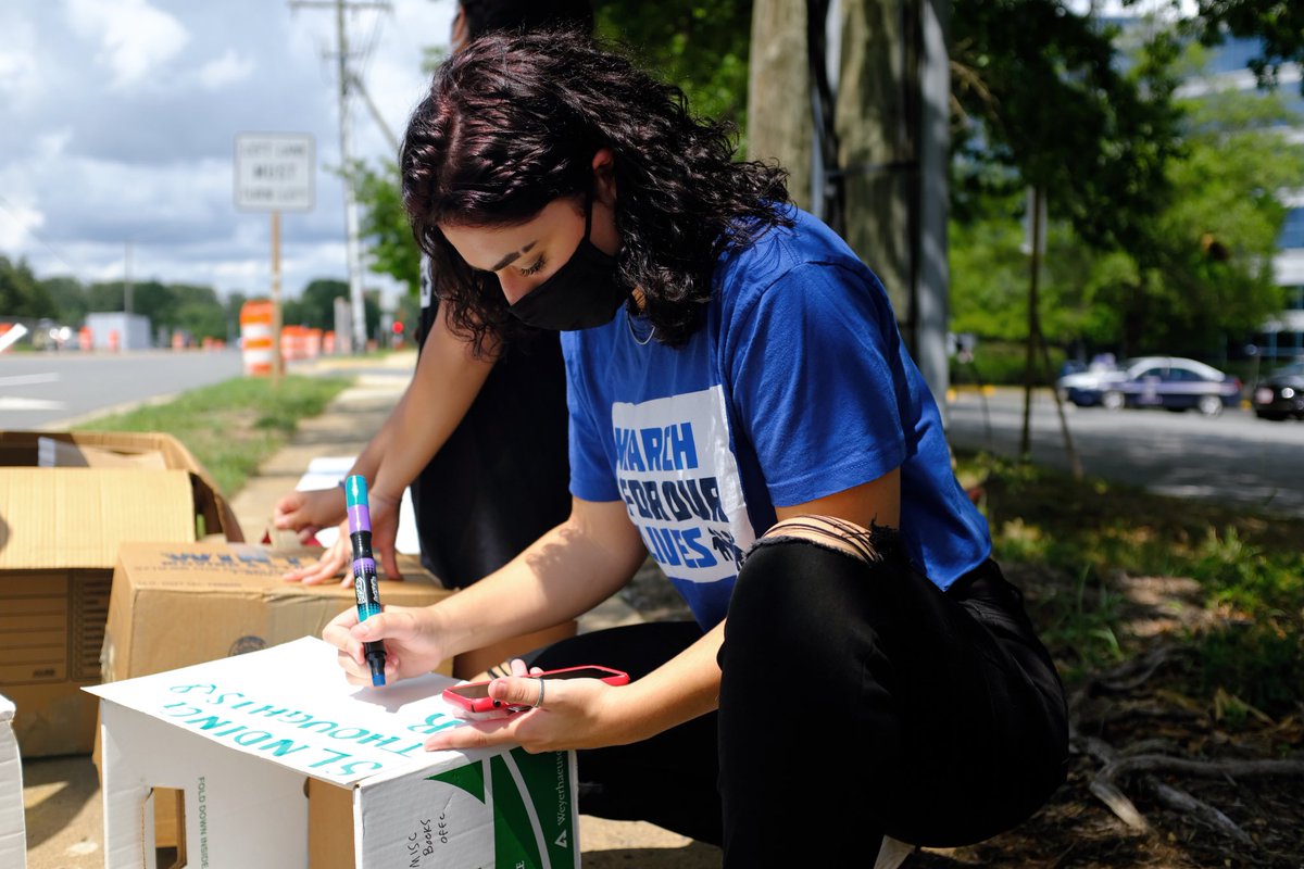 MFOLVT's tweet image. Yesterday @mfolva went to NRA Headquarters in Fairfax, VA to celebrate the lawsuit filed by NY AG James against the NRA. We even brought a Uhaul to help them pack up😉Thoughts &amp;amp; prayers being sent your corrupt way @NRA 🥳