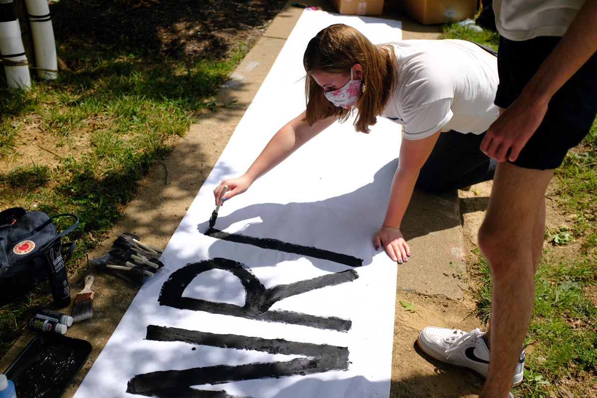 MFOLVT's tweet image. Yesterday @mfolva went to NRA Headquarters in Fairfax, VA to celebrate the lawsuit filed by NY AG James against the NRA. We even brought a Uhaul to help them pack up😉Thoughts &amp;amp; prayers being sent your corrupt way @NRA 🥳