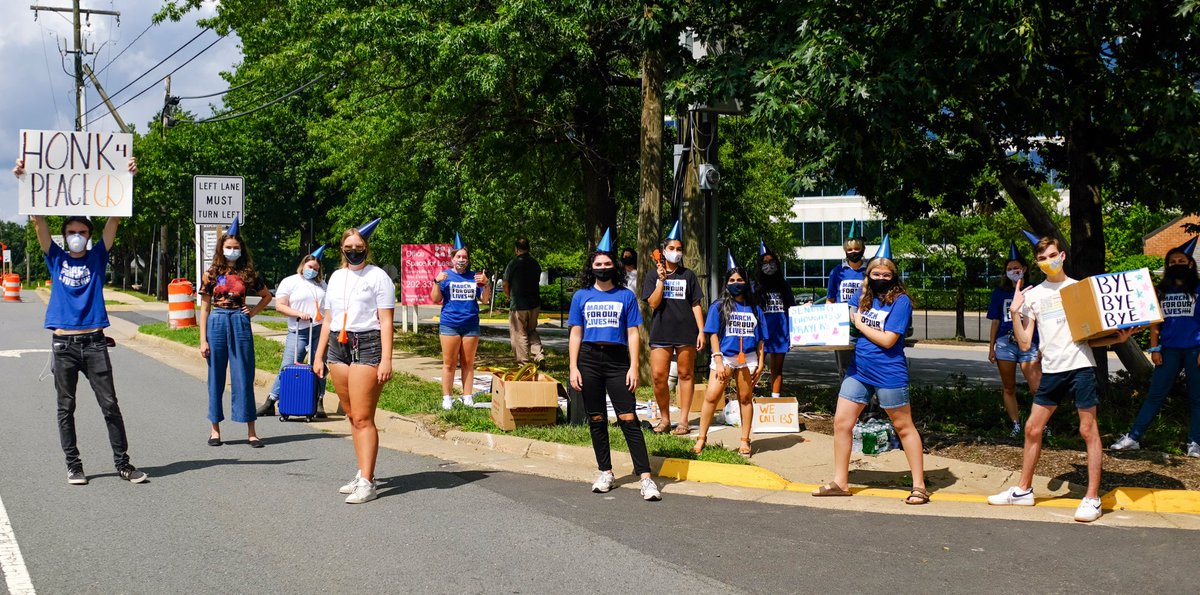 MFOLVT's tweet image. Yesterday @mfolva went to NRA Headquarters in Fairfax, VA to celebrate the lawsuit filed by NY AG James against the NRA. We even brought a Uhaul to help them pack up😉Thoughts &amp;amp; prayers being sent your corrupt way @NRA 🥳