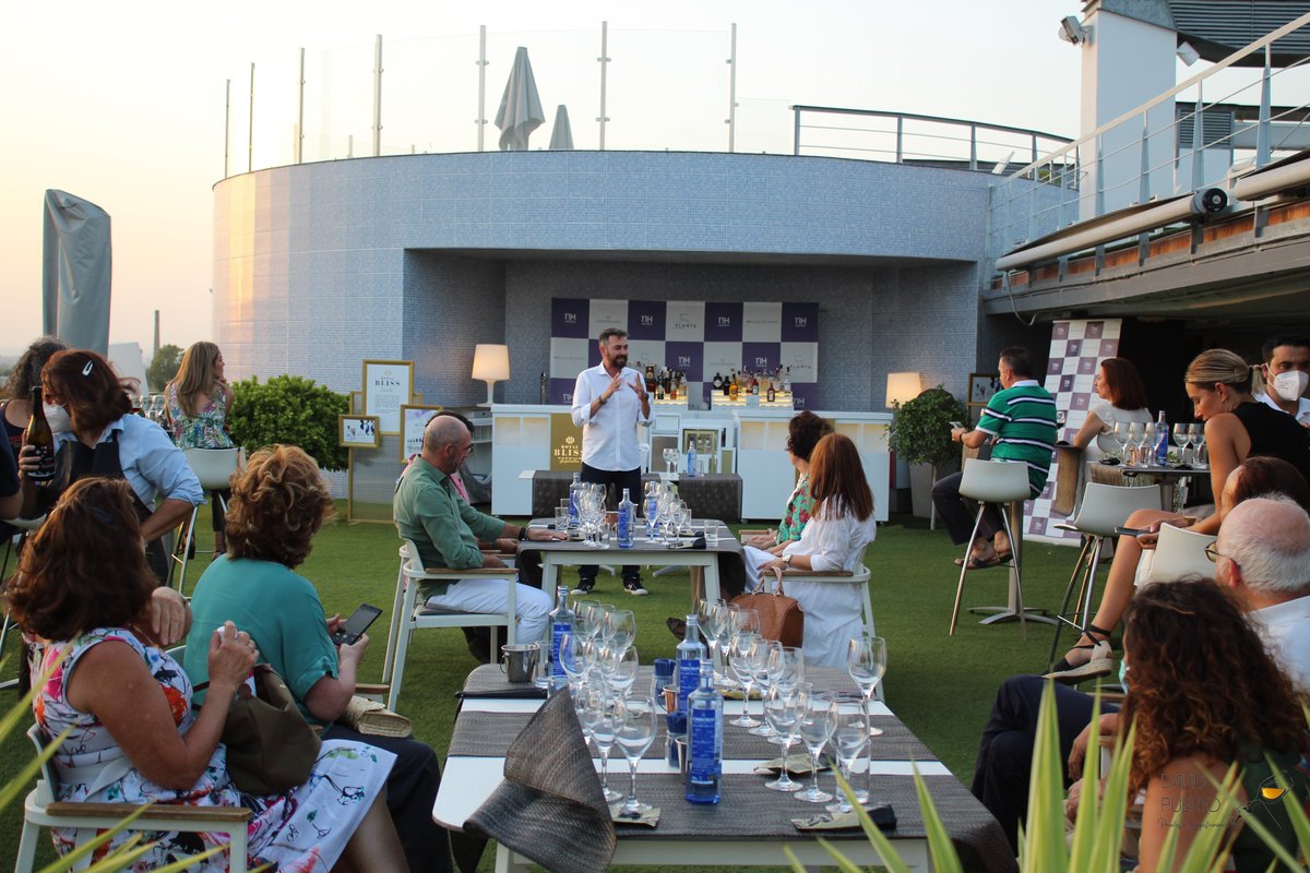 DavidPuertoR's tweet photo. Fenomenal cata de @_FranLeon el pasado jueves en la terraza del Hotel #NHdePlazadeArmasSevilla y gran nivel de los @SaboresSevilla @DIPUSEVI @prodetur @Sevilla_Turismo  @Hotels_Sevilla 

Gran vermú de @VermutFlorum y vinos de @bodegassalado @BodegasHalcon y #TierraSavia https://t.co/2j4kROUdfR