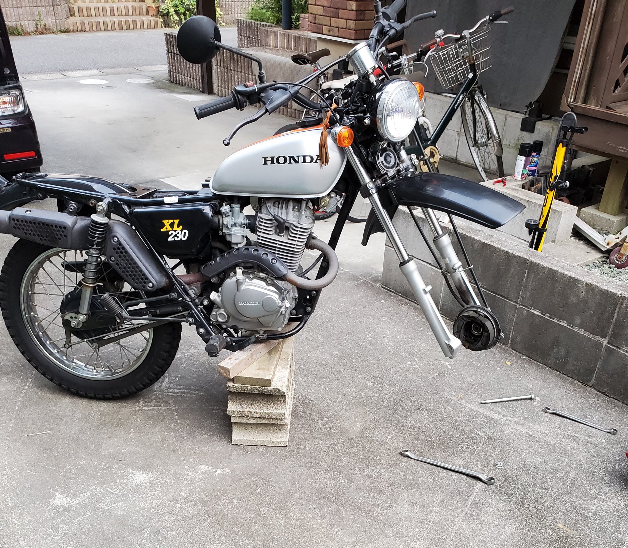 Ken タイヤ前後 キャブohで一発始動 後はオイル交換とチェーンも替えたいな 6年放置 Xl230 T Co Iy0u6nm39j Twitter