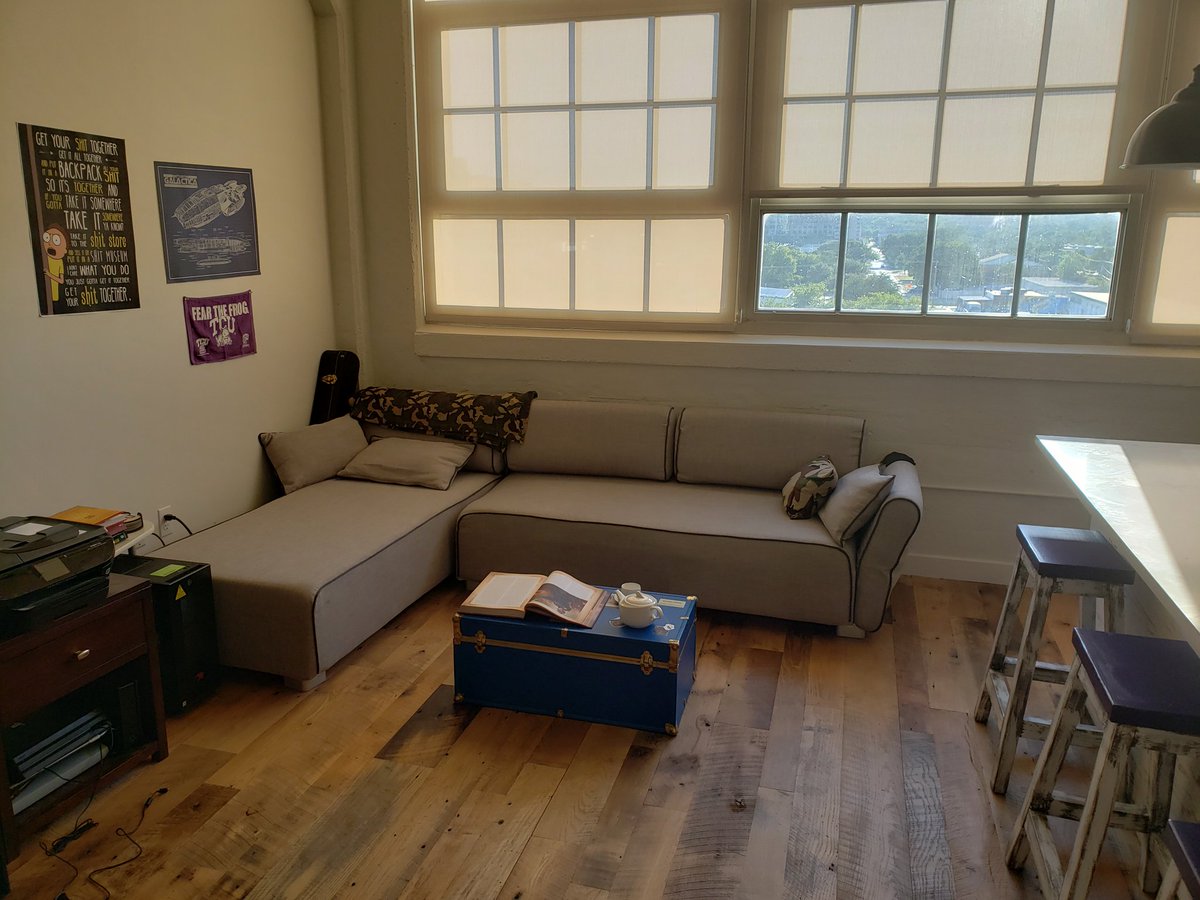 TheRawDizzle's tweet photo. My little piece of heaven. I love my new place so freaking much. #SaturdayChill #TeaAndRead #MyPlace https://t.co/NxfE9XYD3W