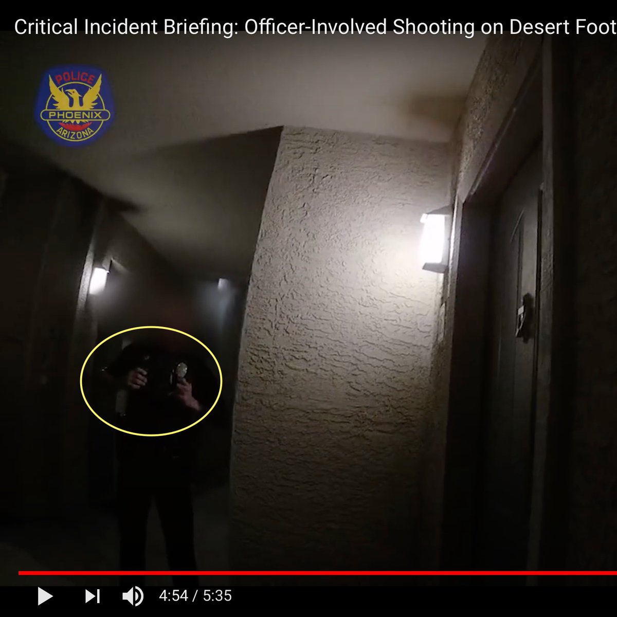 THREADPhoenix Arizona police shooting broken down: 1) Police arrive after 2 domestic disturbance calls from neighbor2) 2 officers arrive, knock, announce "Phoenix Police," then back away from door3) Officers do not have hands on their guns