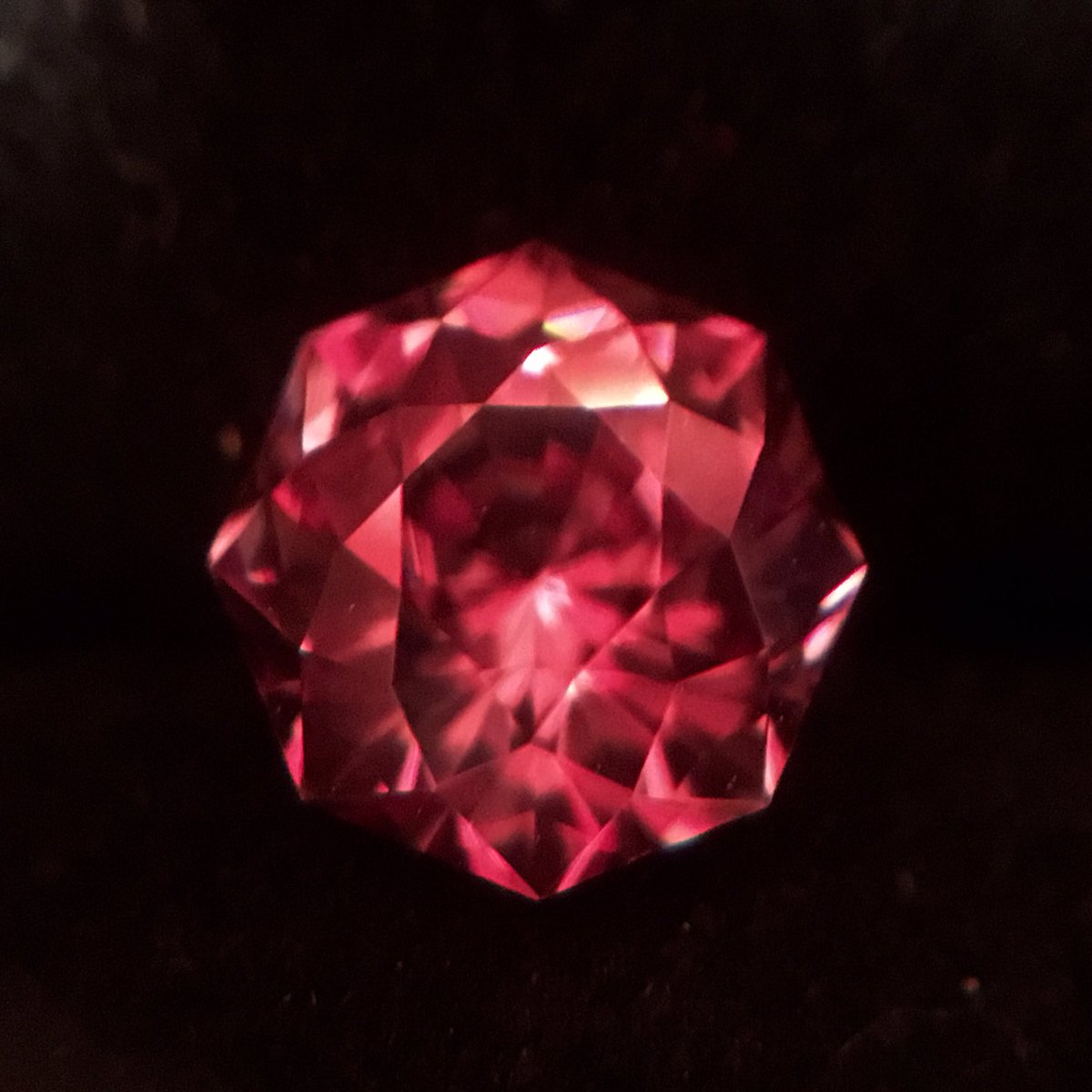 なかがわ 黒背景を試したやつです ピンクジルコンが化けました Pink Zircon Tanzania 1 95ct なかがわのルース なかがわ 黒背景を試したやつです ピンクジルコンが化けました Pink Zircon Tanzania 1 95ct なかがわのルース