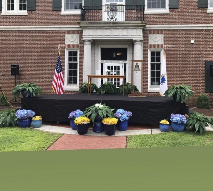 kmacgrade4's tweet photo. “Every new beginning comes from some other beginning’s end.” It’s been a great ride and today was a perfect ending for the start of a new journey. Thank you @LandmarkSchool for a wonderful send off for the Class of 2020 💙💛 #graduationparade2020 https://t.co/b5T6OyFqpe