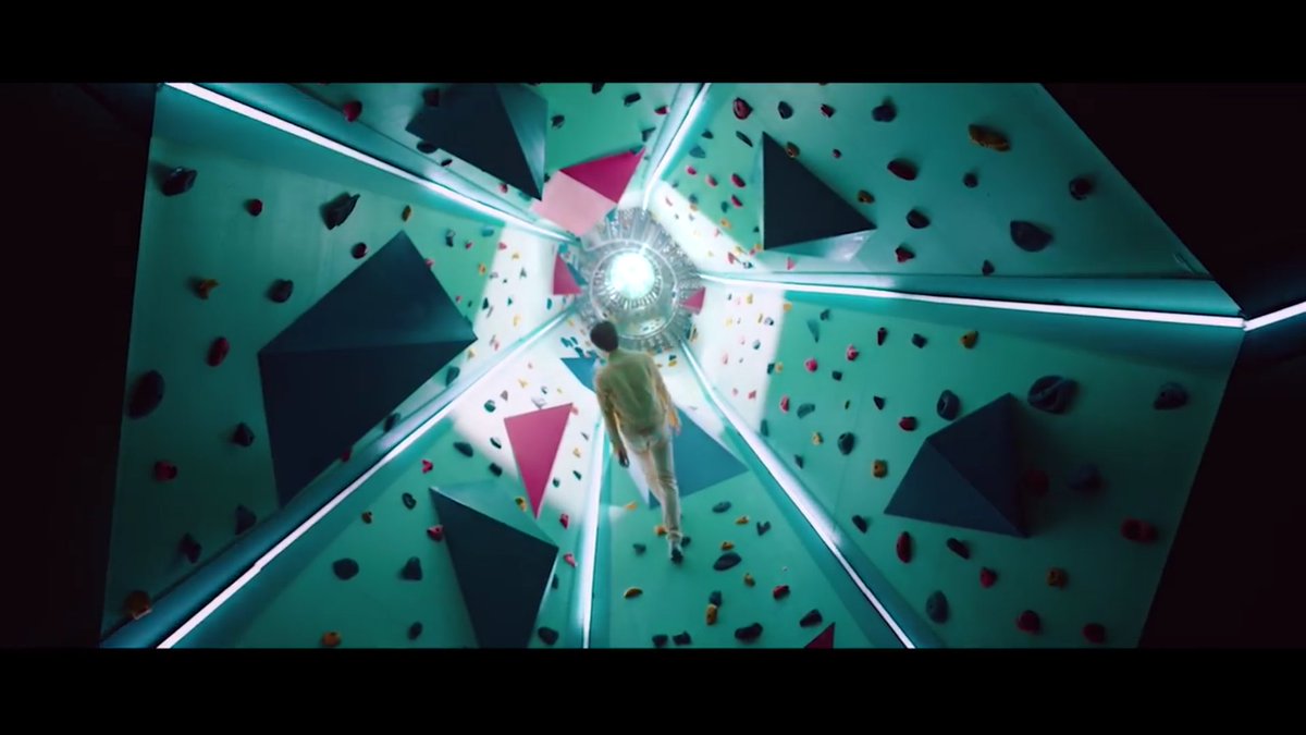 Ada junkyu di lubang panjat tebing yang sama kaya junghwan, but dia mengarah ke cahayaNah alesan kenapa junghwan ga jalan ke cahaya, karena cahaya itu ga aman