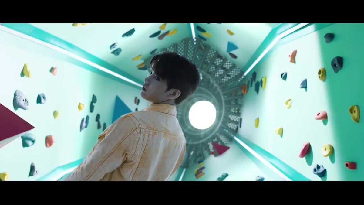 Ada junkyu di lubang panjat tebing yang sama kaya junghwan, but dia mengarah ke cahayaNah alesan kenapa junghwan ga jalan ke cahaya, karena cahaya itu ga aman