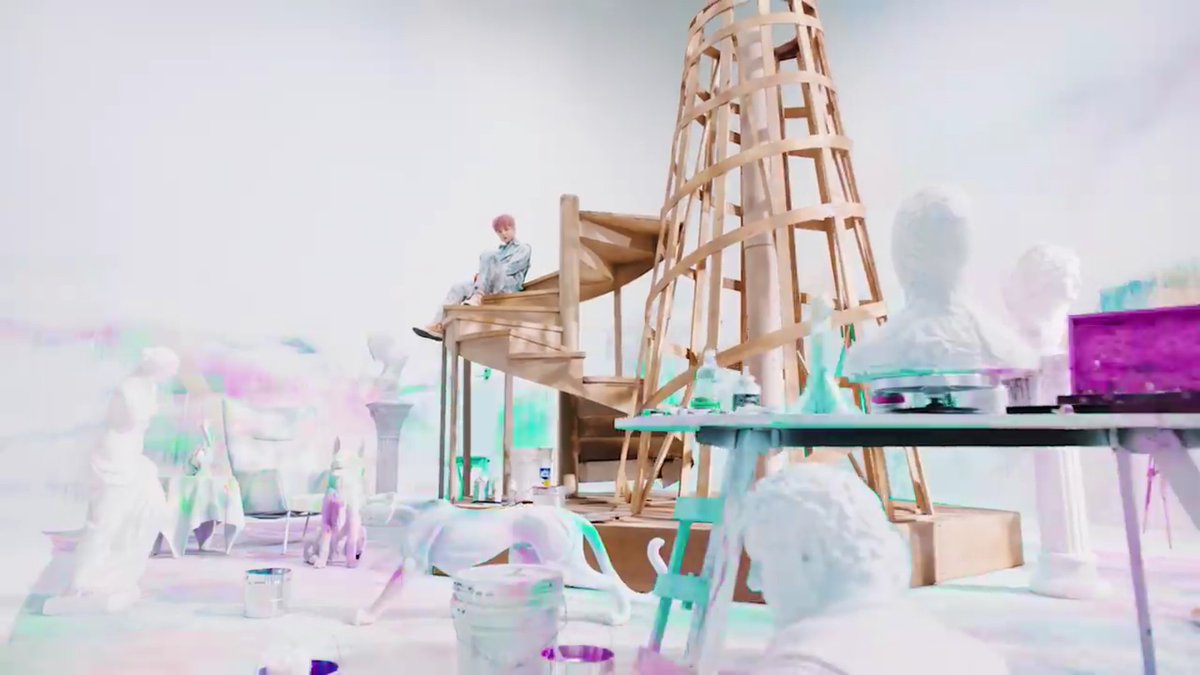 Lalu jihoon ada diruangan mahakarya, tempat ini lebih kaya lab dia sendiriTapi perhatiin deh, karya dia itu ga murniNyatanya hanya kaya efek komputer (perhatiin warnanya) Kenapa? Simpen dlu