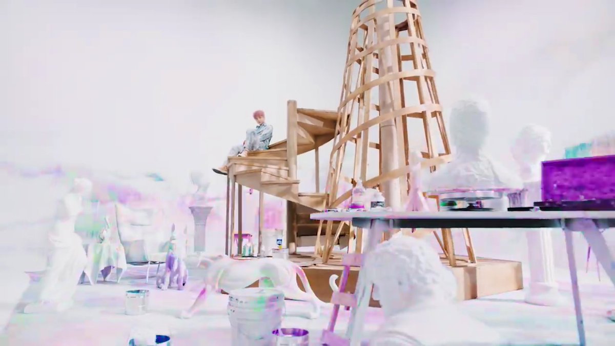 Lalu jihoon ada diruangan mahakarya, tempat ini lebih kaya lab dia sendiriTapi perhatiin deh, karya dia itu ga murniNyatanya hanya kaya efek komputer (perhatiin warnanya) Kenapa? Simpen dlu