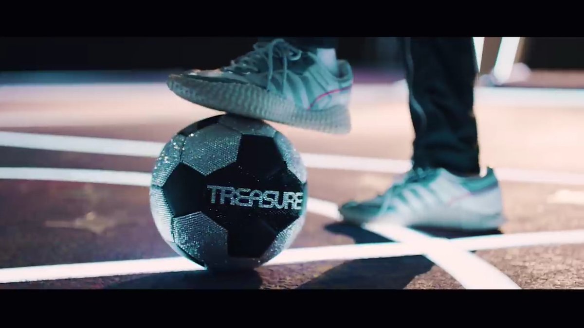 Trs yedam ini dikasih bola (semacam dikasih petunjuk sama doyoung) dan ditendang sama yedam