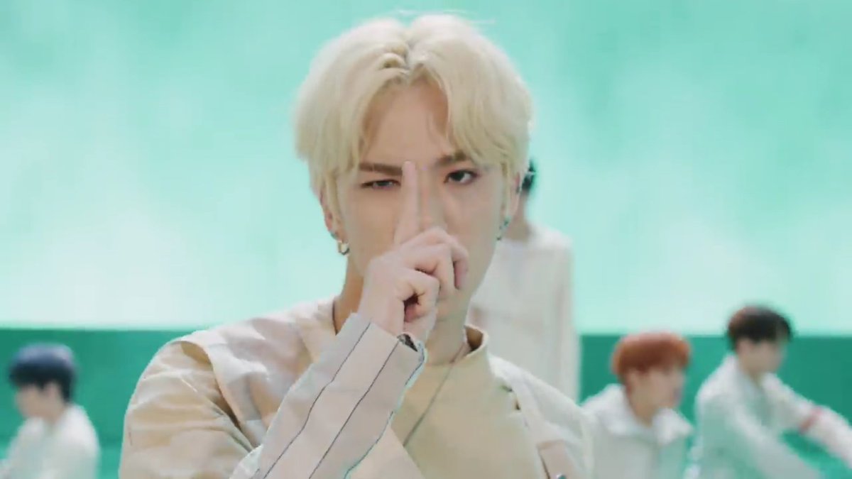 Perhatiin text yang keluar dari kepala mashiho, salah satunya "be the one"Inget apa klo bahas "be" ? Yups asahiGw nyimpulin disini asahi nulis "be the one"Buktinya, liat pic 3 asahi nunjukkin tentang makna one