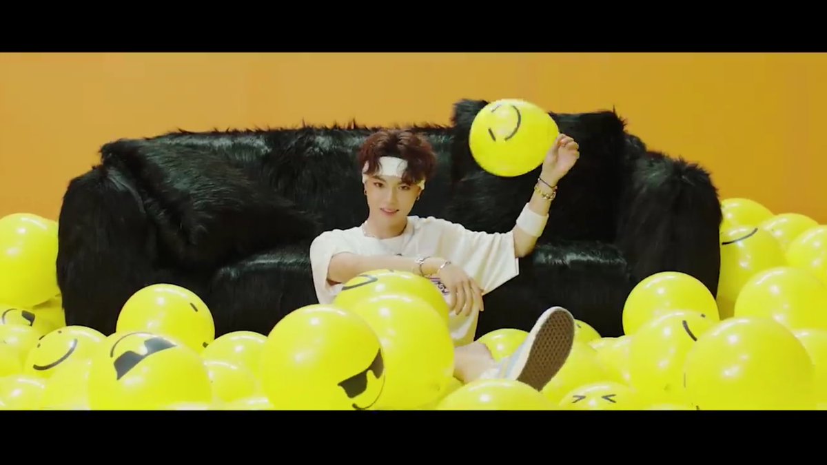 Ada part doyoung yang awalnya dia nutupin muka pake balon, trs disekelilingnya ada balon dengan emot emot lainArtinya, doyoung ini nyembunyiin identitas asli dia dari semua member treasure yang lain
