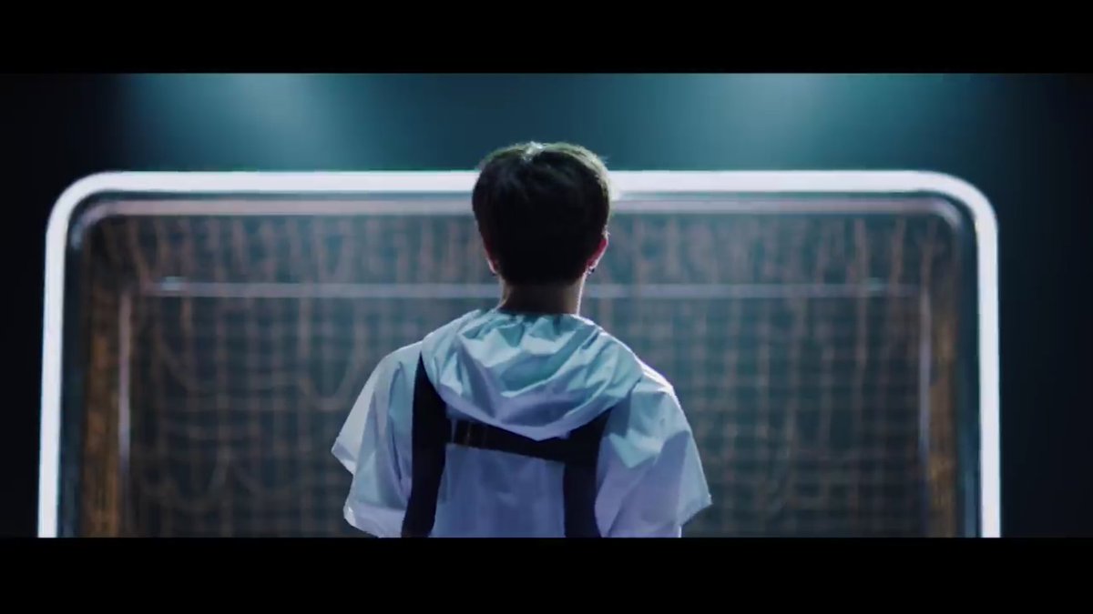 Yedam mengarahkan kepalanya ngeliat ke bagian atas gawangSiapa yang dia liat? DoyoungBut gw lebih berfikir kalo yedam disini sebenernya ga ngeliat wujud doyoung tapi dia bisa ngerasa ada sesuatu disituDan doyoung pun memang ada disitu