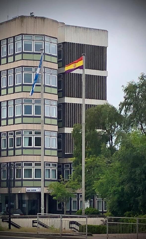 Miquel_R's tweet photo. Monumento a las Brigadas Internacionales en North Lanarkshire, Escocia. El Consejo de la región iza la bandera republicana en memoria de los voluntarios antifascistas. Fotos de No Pasarán Memorial Committee https://t.co/1iLeP6XDG8