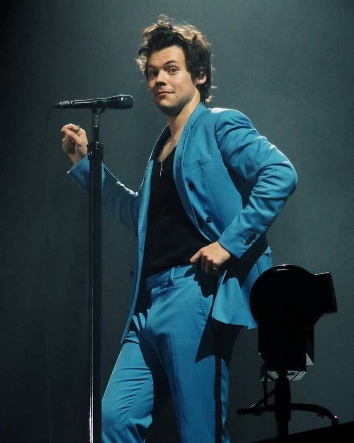 seventeen mag being a toxic henrie https://www.seventeen.com/celebrity/music/a19705310/harry-styles-mysterious-bulge/
