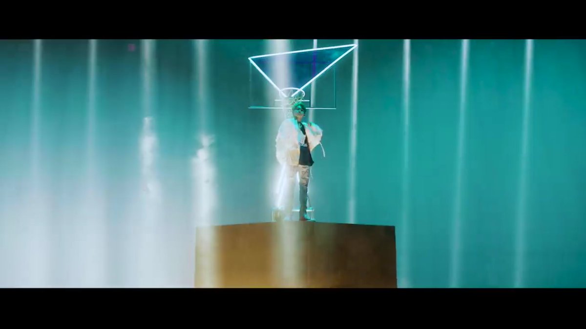 Hyunsuk mainan bola emas dan bolanya ngancurin kumpulan gelas kaca, simpen dlu