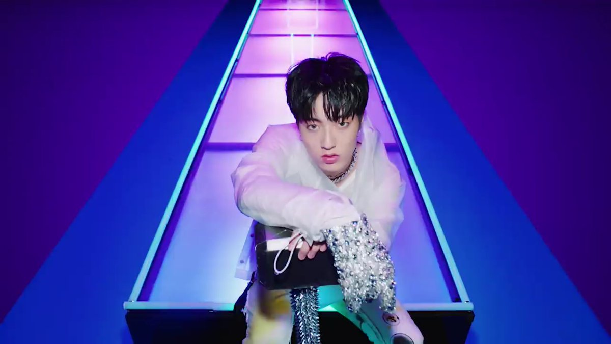 Scene haruto di alat permainan gtu, perhatiin pic 2, ada 2 emot dibelakang2 emot ngelambangin ad 2 sisi harutoPerhatiin juga liriknya bahwa haruto bilang dia itu kacau, berantakan dan gila