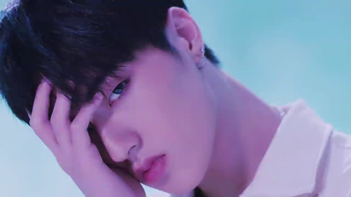 Lalu setelah itu haruto akan dikasih cahaya putih ke ungu trs ke putih lagi trs ke ungu lagiMenurut gw disini dia ga stabilKarena mesin pengendali 2 sisi dia rusak