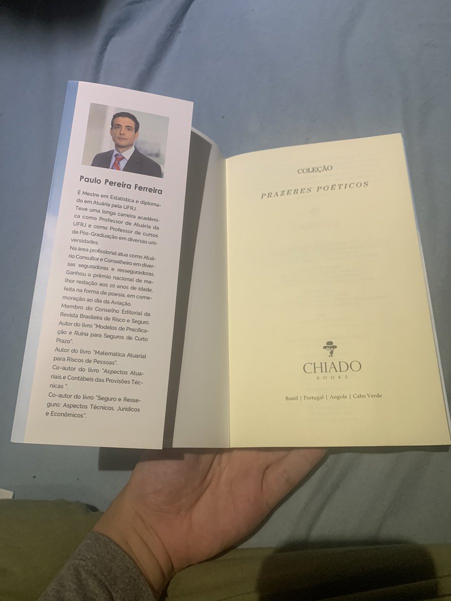 Vo SORTEAR um dos livros do meu pai de poesia.
Dono do banco safra e tambem poeta
Vou sortear quando o twitter chegar a 25k seguidores no twitter
So SEGUIR e dar #RT nesse post
(Ele ganhou uma competicao de redacao/poesia aos 10 anos no brasil que deu uma viagem pra ele )