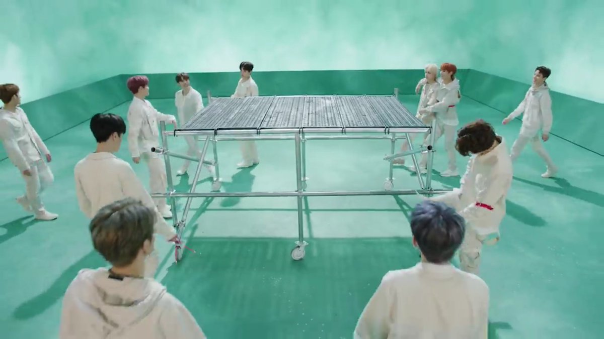 Lalu kita dikasih scene dimana mereka ngumpul rame-rame trs nyorat nyoret gtu artinya mereka berkumpul untuk nyiapin project pertama merekaDi lab ijo (makanya ruangannya polos)