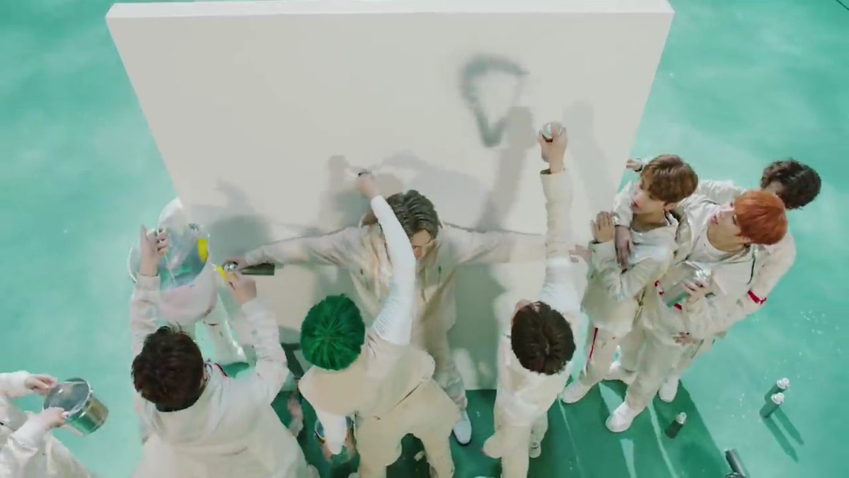 Lalu kita dikasih scene dimana mereka ngumpul rame-rame trs nyorat nyoret gtu artinya mereka berkumpul untuk nyiapin project pertama merekaDi lab ijo (makanya ruangannya polos)