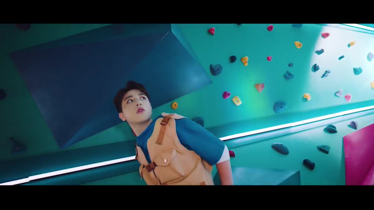 Tapi gw punya opini lain, disini junkyu kaya berjalan sukarela ke cahaya putih dan dia sempet nengok ke belakang dan bisa jadi dia liat junghwanJadi gw beropini klo sebenernya yg terjebak itu junghwan but junkyu ini rela gantiin junghwan, biar junghwan bisa keluar