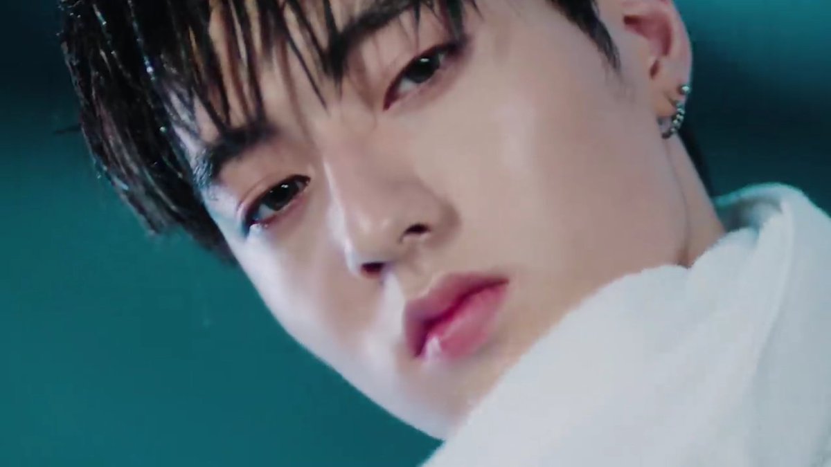 Disini haruto lompat ke air, tenang dia ga bundirDia cuma nyadarin jati diri dia setelah sempet di obrak abrik sama jaehyuk