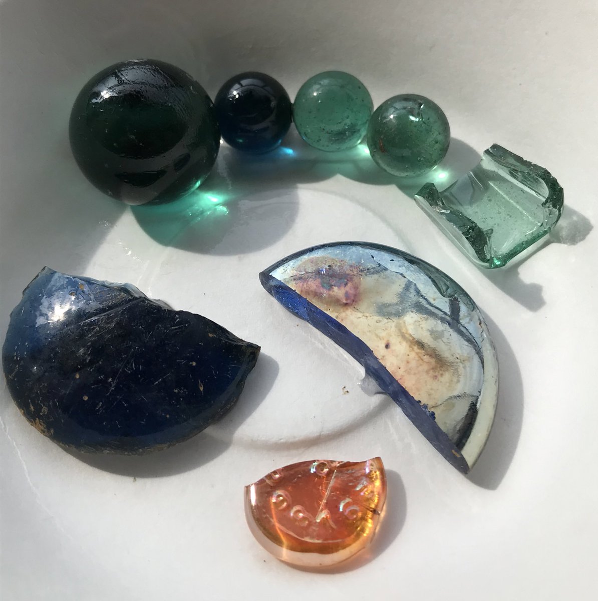 近場で拾ったやつ洗った だいたいみんな割れてる 時計のおはじき面白い こけしだのイラスト