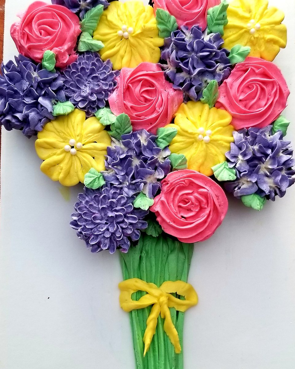 MissSharmilaMA's tweet photo. Mini Cupcake Flower Bouquet for 2 lovely ladies who share a birthday💐 Happy Birthday Tasha and Rippan😁#cupcakes #flowers #buttercream #handpiped #chocolate #vanilla #toronto #the6ix #torontolife #torontocakes #torontoeats #torontofood #lovewhatido #mylittlecrumbsbakeshop https://t.co/AGUsGVVIqy