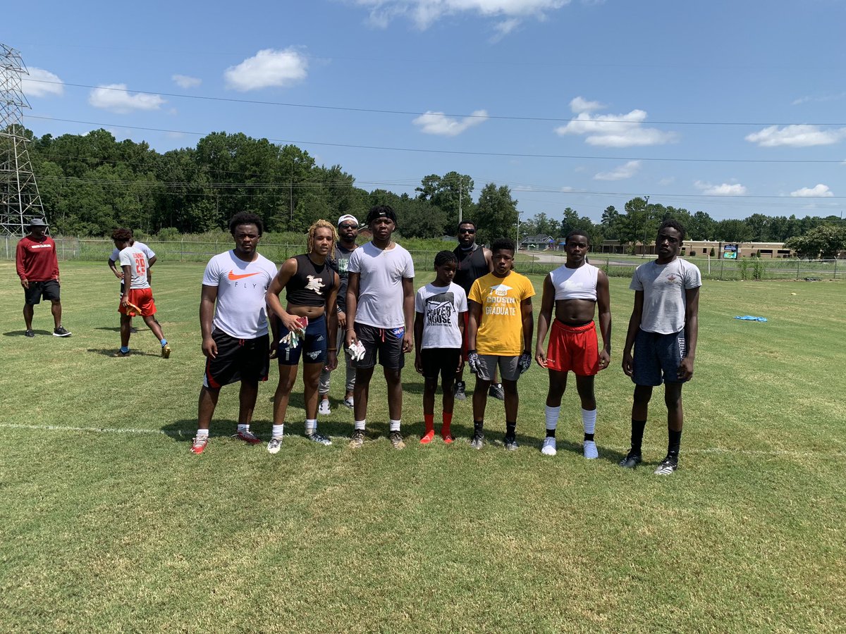 LcOutlaws7v7's tweet photo. These DB’s, DL’s, and WR’s got better today. Lowcountry got ballers too! #LCOUTLAWS #EPTFAMILY https://t.co/ifC9ZzXXum