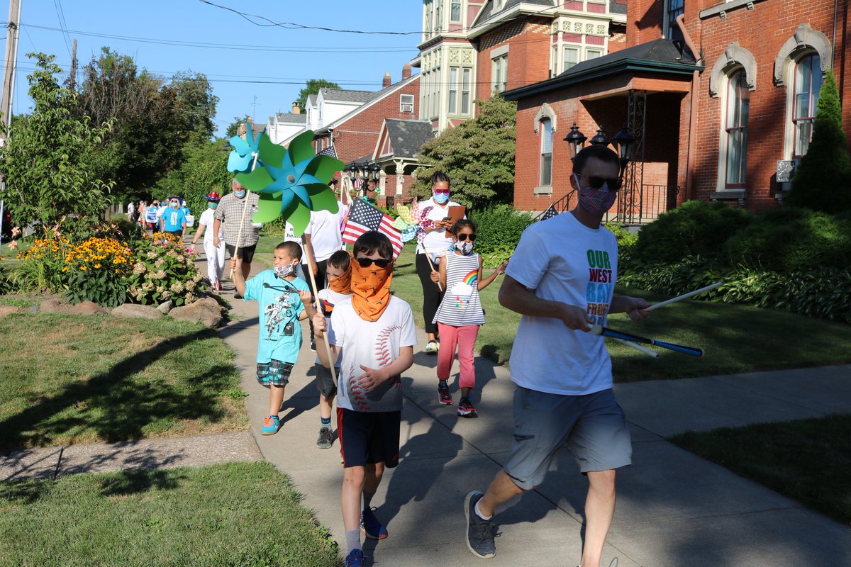 Pat_Bywater's tweet photo. Volunteers with @OurWestBayfront, @UnitedWayErie, @GannonU and #FirstCovenantChurch held a #WestBayfront neighborhood parade Thursdsy evening to hand out health info, masks, census info, freezer pops and just brighten and lighten the atmosphere with music and a bubble machine. https://t.co/1ETwr1Vyet