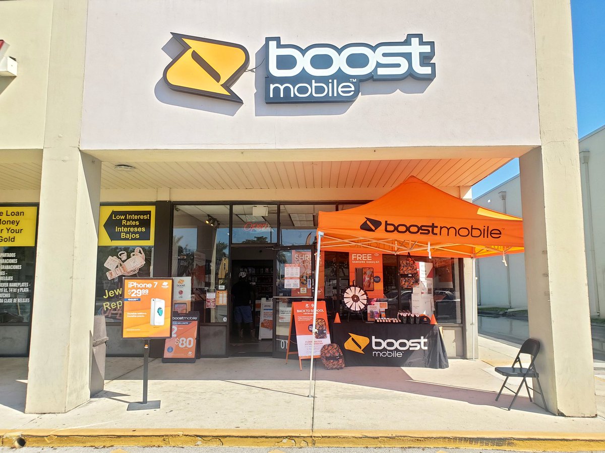 BoostSwat's tweet image. Awesome Back to School event in FT Myers with @khboostmobile! 
@JoseSERSM @JenniferGibbsLM @mschwager3 

#BoostCares #boostyoursavings #BoostNation