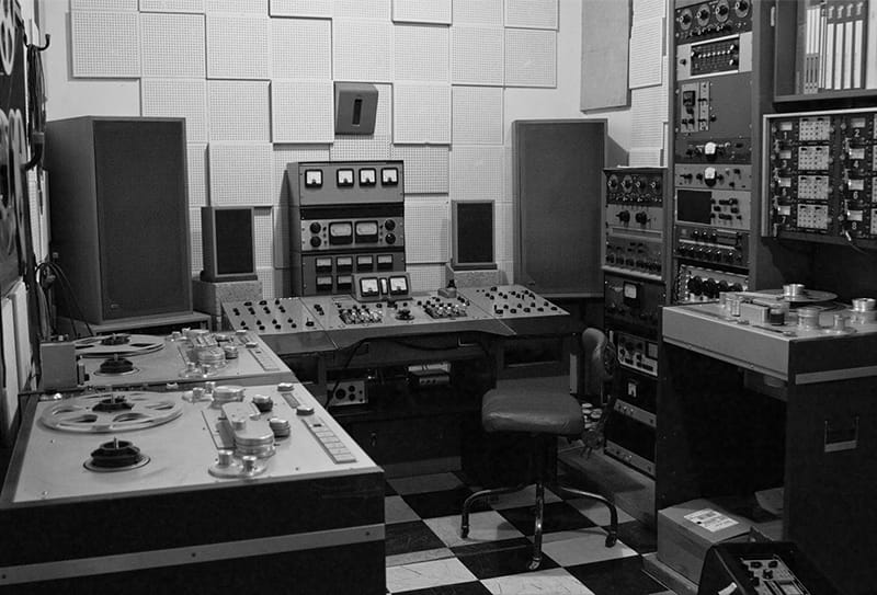 UAudio's tweet photo. How do you capture the vibe of a '60s #Soul recording? Producer Steve Levine used a combination of the vintage gear at Toe Rag Studios, classic techniques, and #UADplugins. 

https://t.co/NEcAsUlR8T

#UniversalAudio #MusicProduction #Motown #MusicRecording #ToeRagStudios https://t.co/L3SYlU7n9s