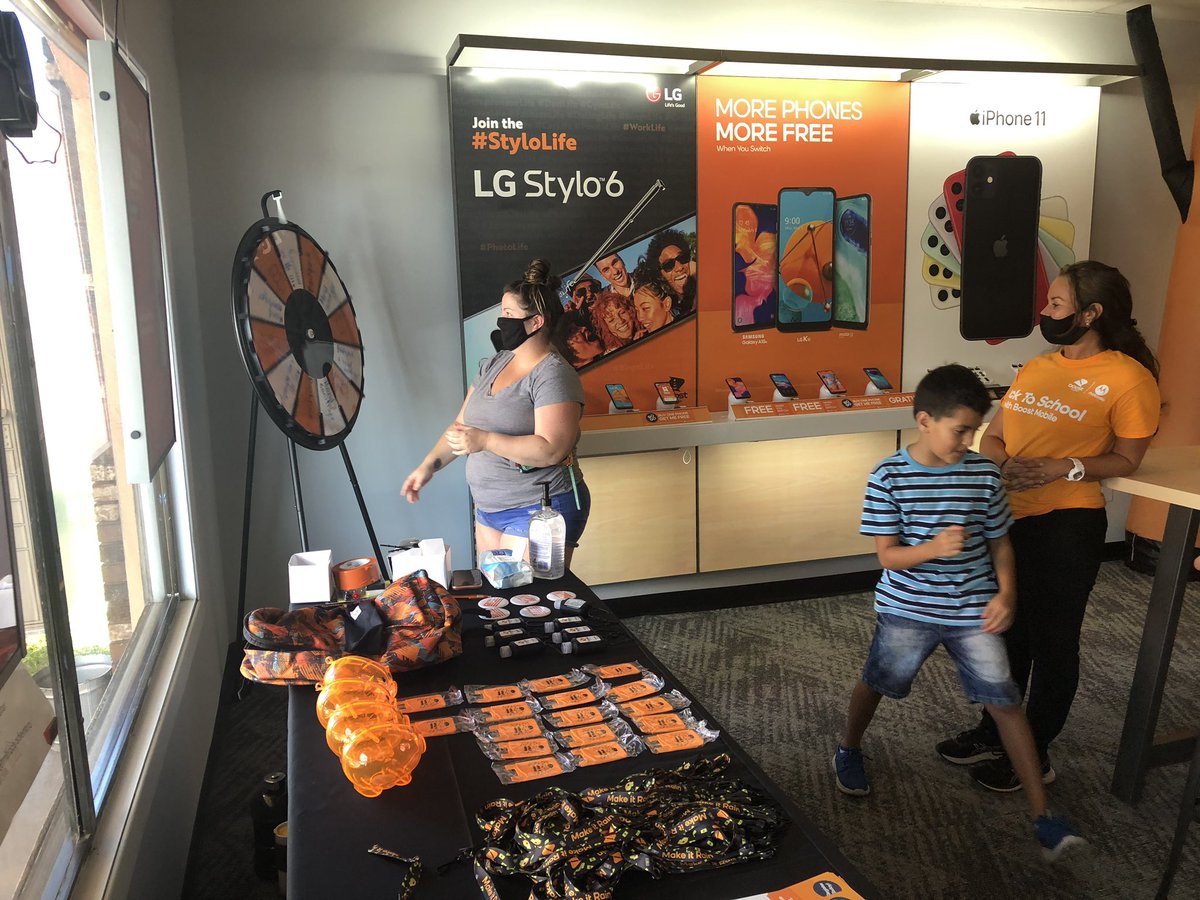 BoostSwat's tweet image. Another #Boost Back to school event in St Pete! @BoostMobileDave and team made some kids really happy! 
Come in and let us show you how to #boostyoursavings with $10 a month Bring your own device plan!
@JoseSERSM @JenniferGibbsLM @mschwager3