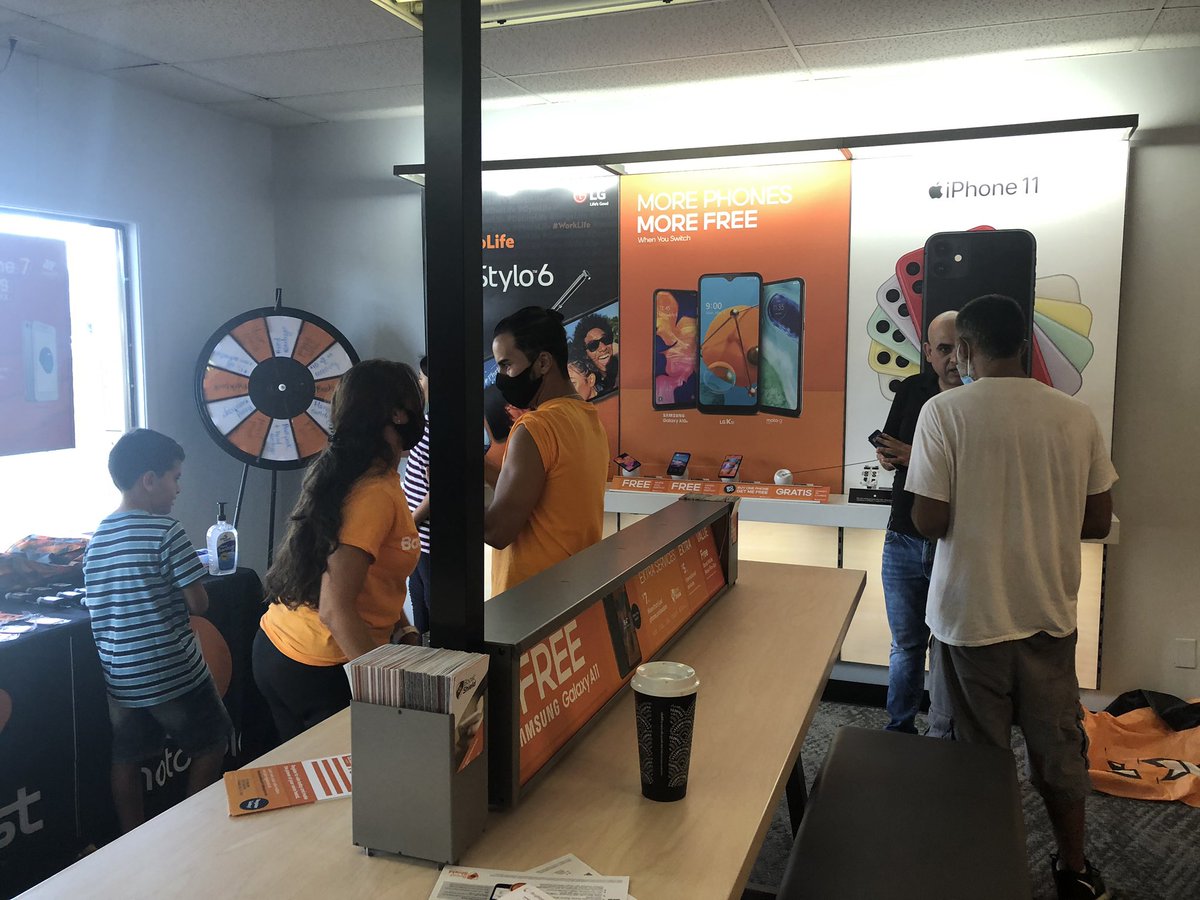 BoostSwat's tweet image. Another #Boost Back to school event in St Pete! @BoostMobileDave and team made some kids really happy! 
Come in and let us show you how to #boostyoursavings with $10 a month Bring your own device plan!
@JoseSERSM @JenniferGibbsLM @mschwager3