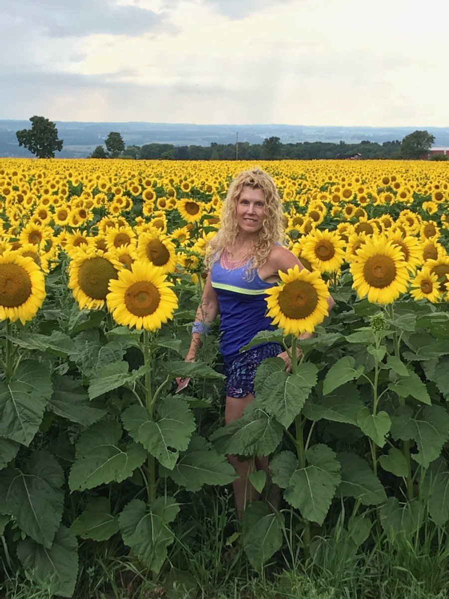 ScienceSoto's tweet photo. I can take this sun all day!#soooomanysunflowers##! https://t.co/5SdKVxP4BR