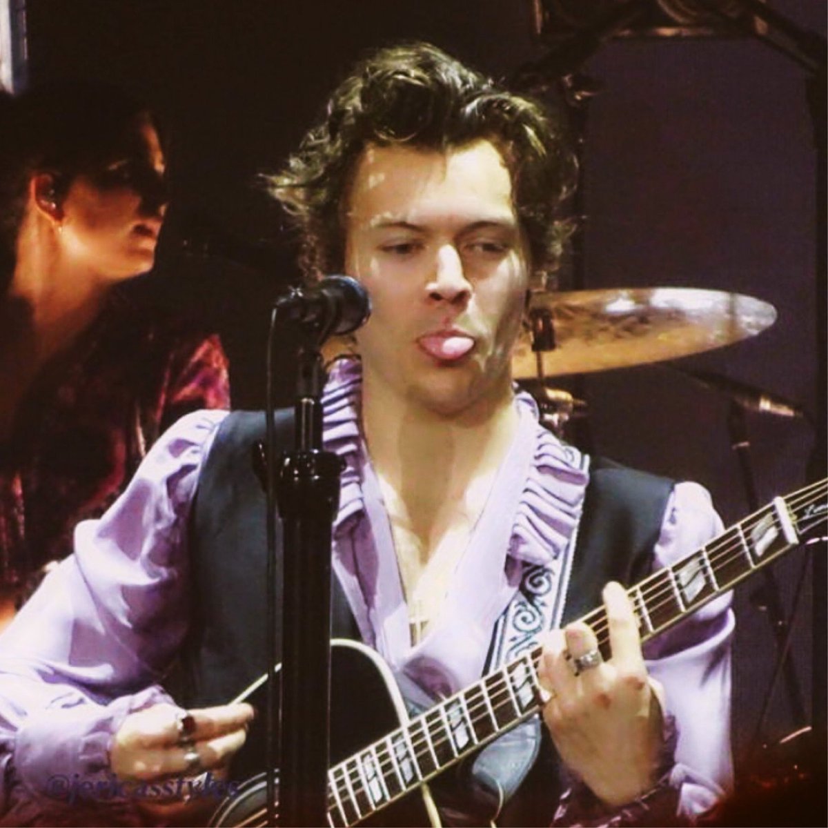 Harry Styles as Bob from Minions, a thread