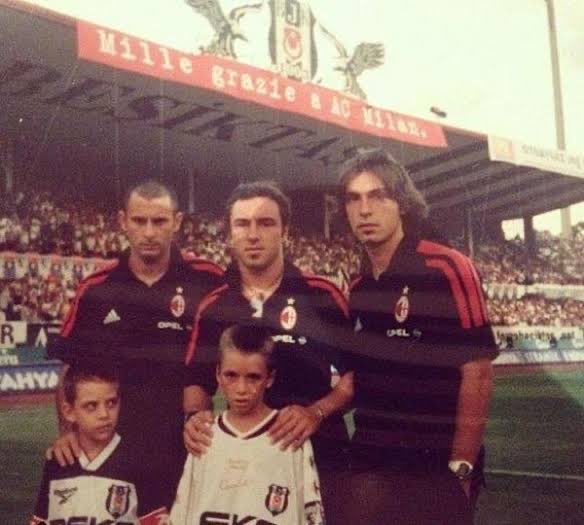 Pirlo için Juventus efsanesi diyorlar ama ben onu Şifo Mehmet’in jübilesinde ki genç haliyle, Milanlı Pirlo olarak hatırlayacağım.