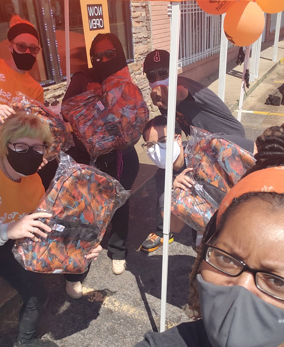 mthurmond23's tweet photo. Having waaayyyy to much fun at Cellular Zone's Back to School event!!!! #booststackingdeals #backtoschoolfun @boostmobile @dish #topatlanticsquad @AlysiaBoost https://t.co/4IGYiwkmb3
