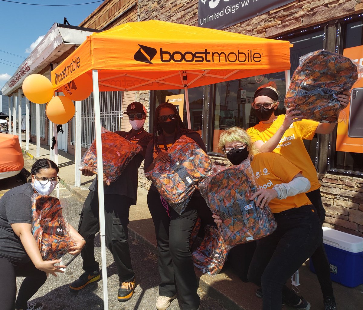 mthurmond23's tweet photo. Having waaayyyy to much fun at Cellular Zone's Back to School event!!!! #booststackingdeals #backtoschoolfun @boostmobile @dish #topatlanticsquad @AlysiaBoost https://t.co/4IGYiwkmb3