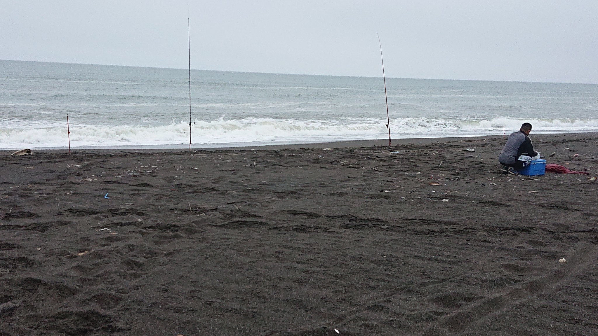 Kazu 竿立てだけ置いて場所取り 家でゆっくり寝て朝に来る奴 竿立て捨ててやればよかった おまけに間隔空けすぎだろっ アキアジ釣り 秋鮭釣り サケ釣り 釣り 北海道 マナー T Co 16ofn0pren Twitter
