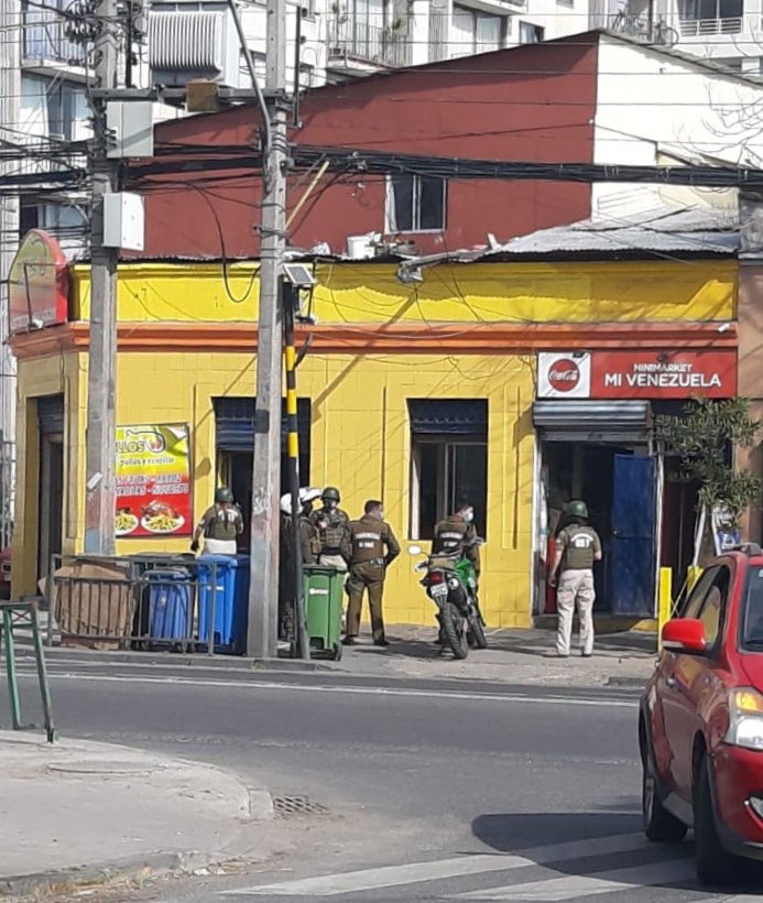Muni_Indep's tweet photo. Gracias a la constante denuncia de vecin@s y al trabajo articulado de @Seg_Publica_Ind con las policías se logró desbaratar punto de microtráfico en la esquina de Andrés Bello con Vivaceta. En el procedimiento hubo 6 detenidos y se incautó drogas y armas. https://t.co/CIJmHTr0Vw
