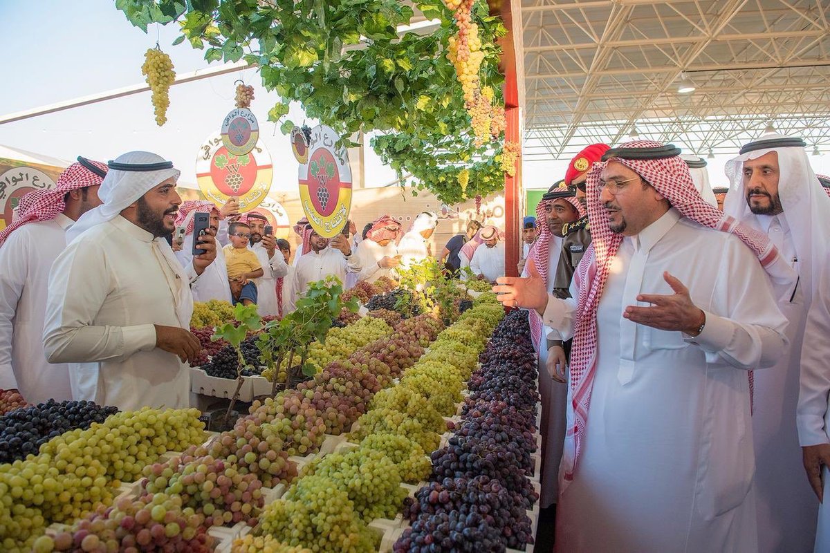 Nasser_Alghafis's tweet photo. أربع فواكه موسمية {مهمة} محلية في سلة غذاء المملكة #بريدة  :
1️⃣ *التمر  15-12-1441هـ 
2️⃣ *الحبحب والشمام  
3️⃣ *العنب  21-12-1441هـ
4️⃣ *التين  1-1-1442هـ
اللهم لك الحمد ولك الشكر على هذه النعم https://t.co/wrz4n2JqXu