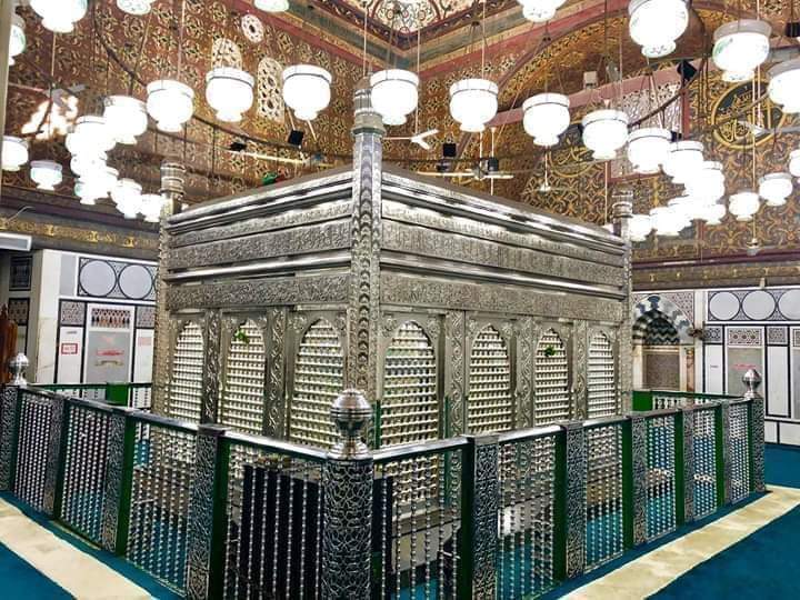 يا آل بيت سيدنا النبى :
*******************
إن قيل من سادتى والله قلت هم

أعلنت فى الدين والدنيا ولائهم

يارب بالمصطفى أرزقنا جوارهم

فى هذه الدار والأخرى بقربهم 💕